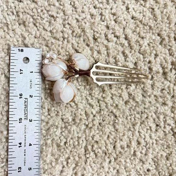 Elegant Gold Magnolia Hair Comb with Faux Pearls – Vintage Style Floral Hairpin - Picture 4 of 6